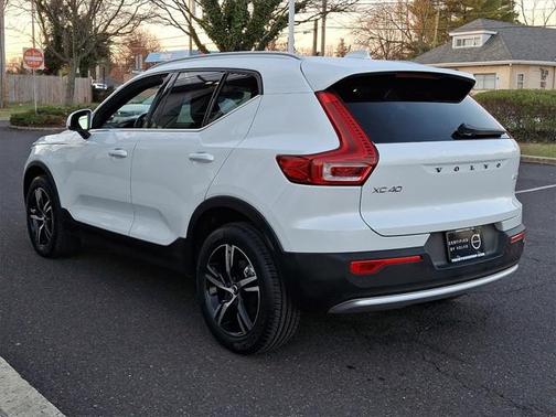 2025 Volvo XC40 B5 Core Bright Theme