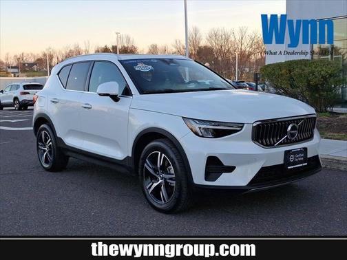 2025 Volvo XC40 B5 Core Bright Theme