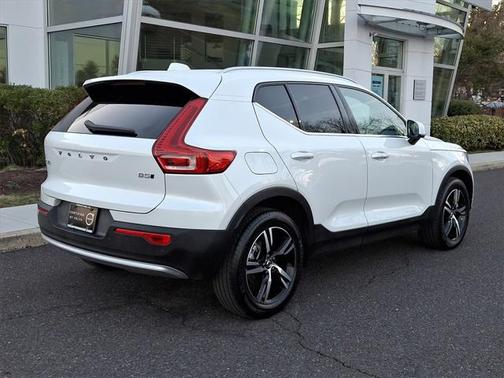 2025 Volvo XC40 B5 Core Bright Theme