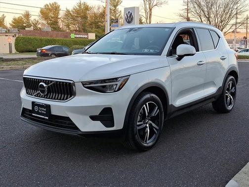 2025 Volvo XC40 B5 Core Bright Theme