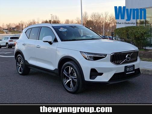 2025 Volvo XC40 B5 Core Bright Theme