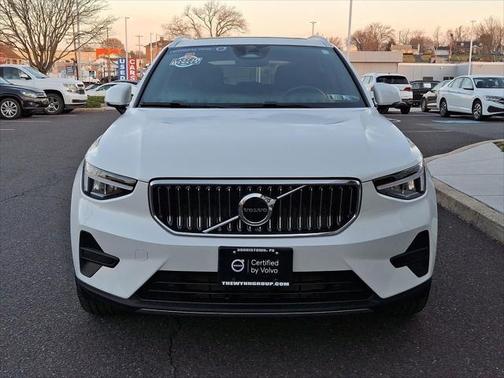 2025 Volvo XC40 B5 Core Bright Theme