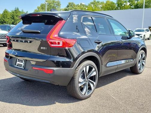 2025 Volvo XC40 B5 Plus Dark Theme