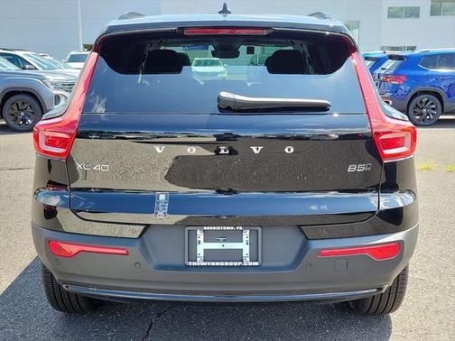 2025 Volvo XC40 B5 Plus Dark Theme