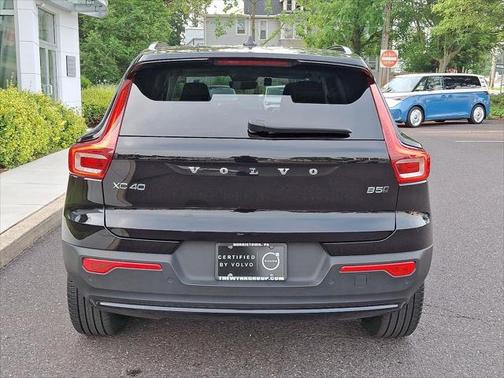 2025 Volvo XC40 B5 Plus Dark Theme