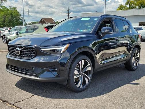 2025 Volvo XC40 B5 Plus Dark Theme