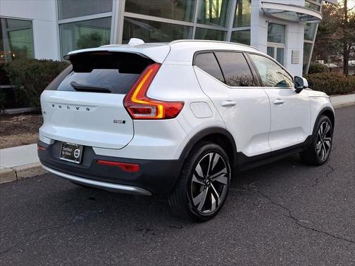 2025 Volvo XC40 B5 Plus Bright Theme