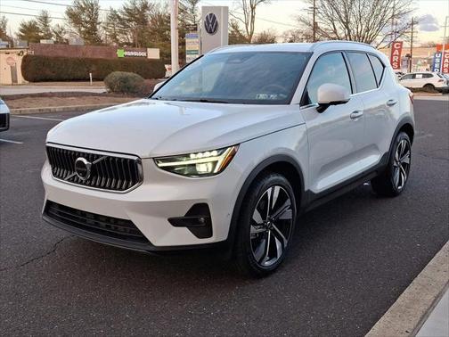 2025 Volvo XC40 B5 Plus Bright Theme