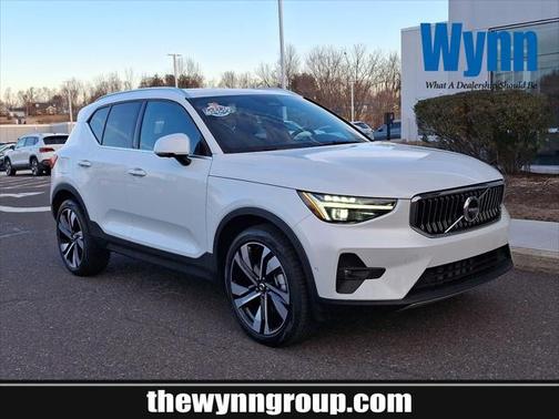 2025 Volvo XC40 B5 Plus Bright Theme