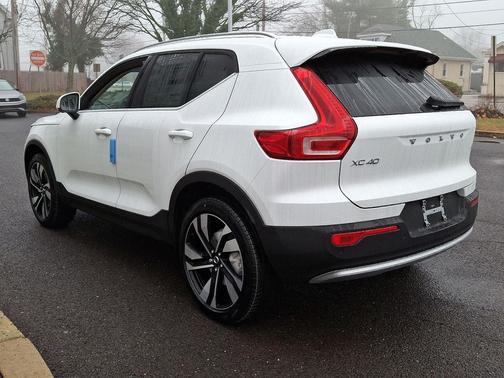 2025 Volvo XC40 B5 Plus Bright Theme