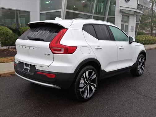 2025 Volvo XC40 B5 Plus Bright Theme