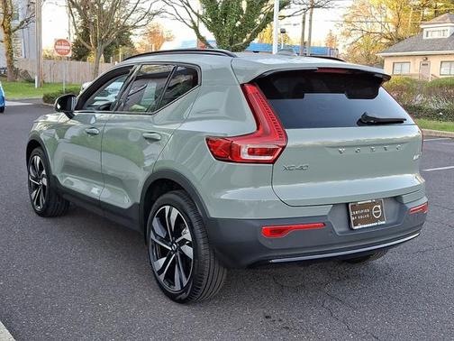 2025 Volvo XC40 B5 Plus Dark Theme