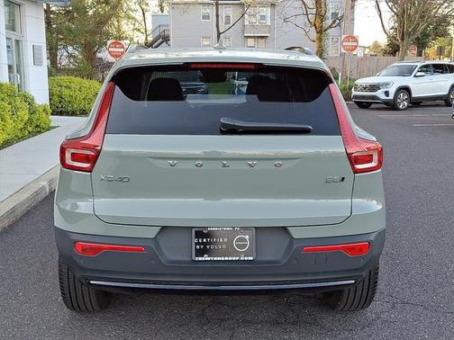 2025 Volvo XC40 B5 Plus Dark Theme