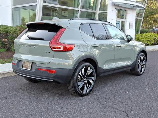 2025 Volvo XC40 B5 Plus Dark Theme