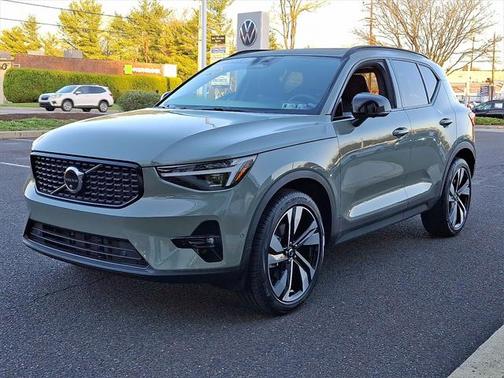 2025 Volvo XC40 B5 Plus Dark Theme