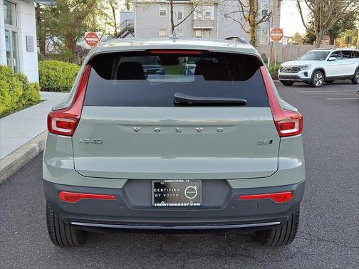 2025 Volvo XC40 B5 Plus Dark Theme