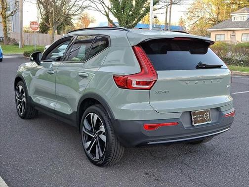 2025 Volvo XC40 B5 Plus Dark Theme