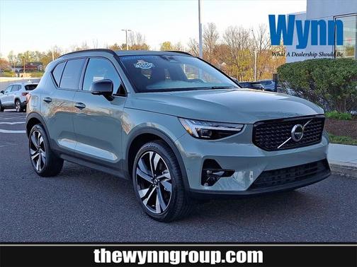 2025 Volvo XC40 B5 Plus Dark Theme