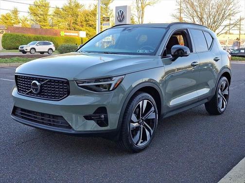 2025 Volvo XC40 B5 Plus Dark Theme