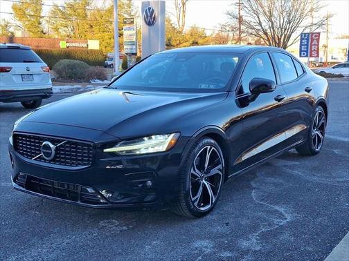 2024 Volvo S60 B5 Core Dark Theme