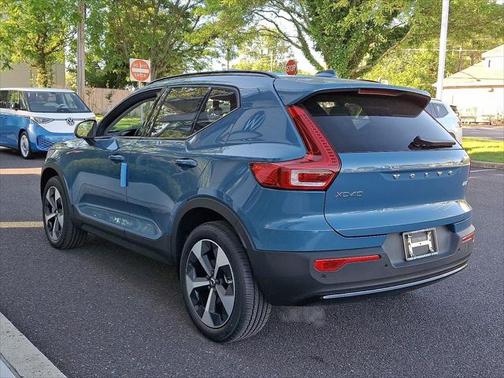 2025 Volvo XC40 B5 Plus Dark Theme