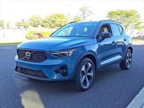 2025 Volvo XC40 B5 Plus Dark Theme