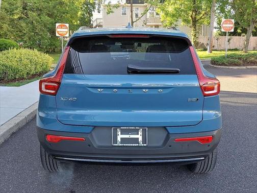 2025 Volvo XC40 B5 Plus Dark Theme