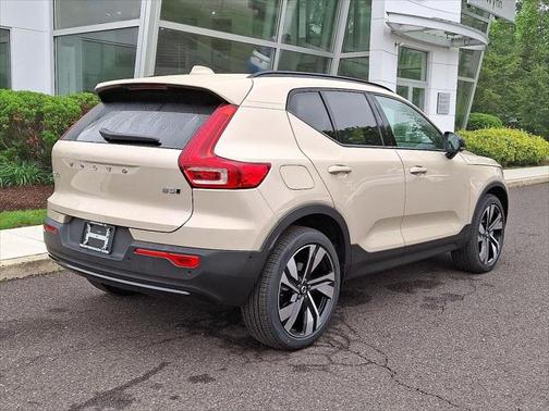 2025 Volvo XC40 B5 Ultra Dark Theme