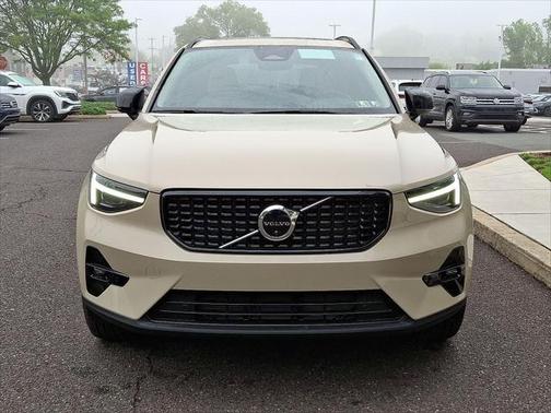 2025 Volvo XC40 B5 Ultra Dark Theme