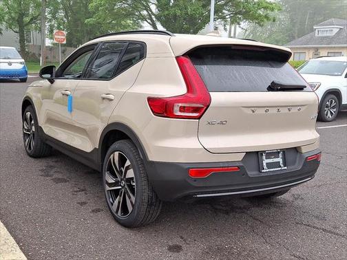 2025 Volvo XC40 B5 Ultra Dark Theme