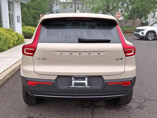 2025 Volvo XC40 B5 Ultra Dark Theme