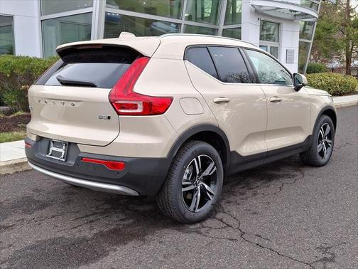 2025 Volvo XC40 B5 Core Bright Theme