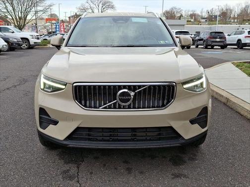 2025 Volvo XC40 B5 Core Bright Theme