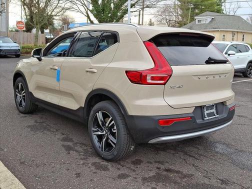 2025 Volvo XC40 B5 Core Bright Theme