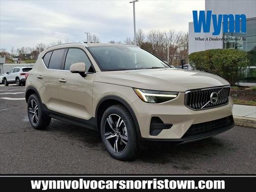 2025 Volvo XC40 B5 Core Bright Theme