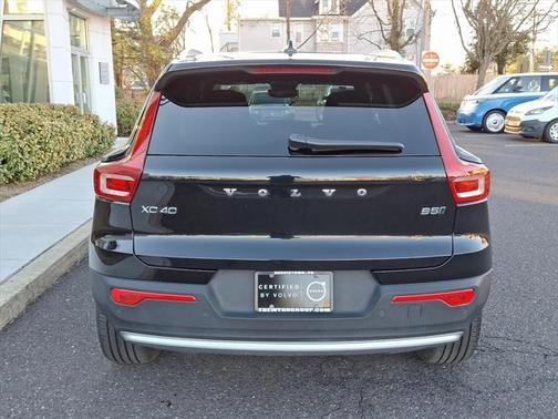 2025 Volvo XC40 B5 Core Bright Theme