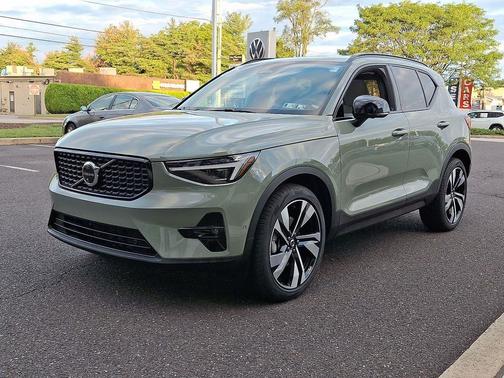 2025 Volvo XC40 B5 Plus Dark Theme