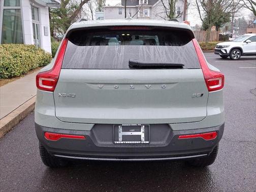 2025 Volvo XC40 B5 Plus Dark Theme