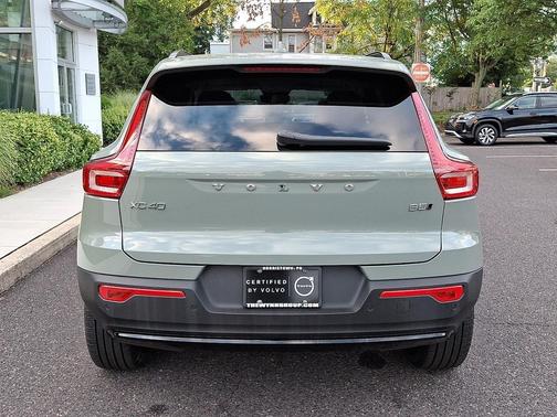2025 Volvo XC40 B5 Plus Dark Theme