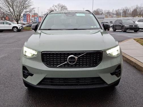 2025 Volvo XC40 B5 Plus Dark Theme