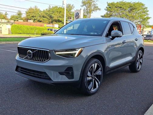 2025 Volvo XC40 B5 Plus Bright Theme