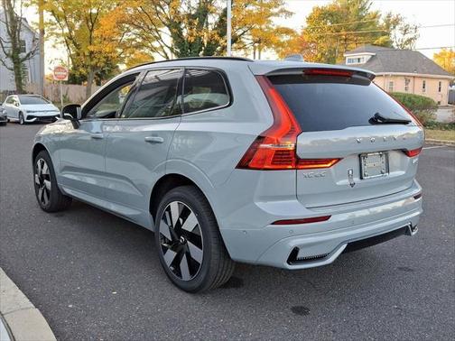 2025 Volvo XC60 Plug-In Hybrid T8 Plus