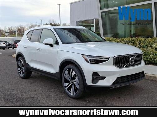 2025 Volvo XC40 B5 Ultra Bright Theme