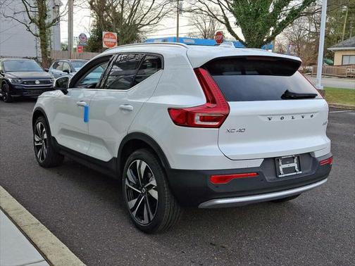 2025 Volvo XC40 B5 Ultra Bright Theme