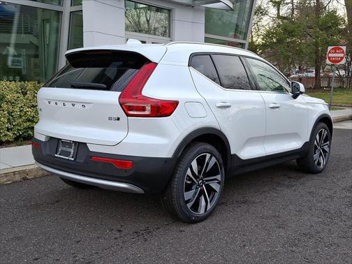 2025 Volvo XC40 B5 Ultra Bright Theme