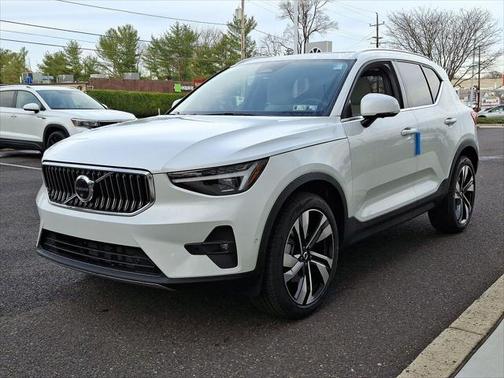 2025 Volvo XC40 B5 Ultra Bright Theme