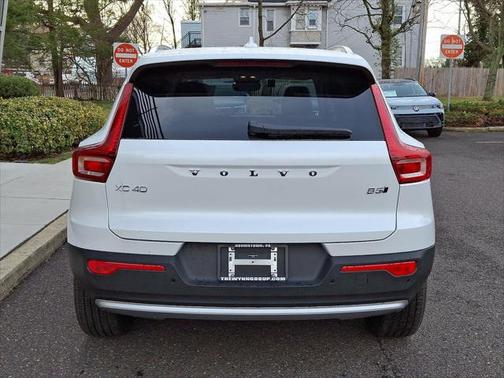 2025 Volvo XC40 B5 Ultra Bright Theme