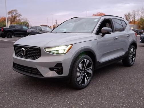 2025 Volvo XC40 B5 Plus Dark Theme