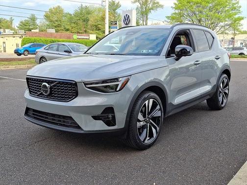 2025 Volvo XC40 B5 Plus Dark Theme