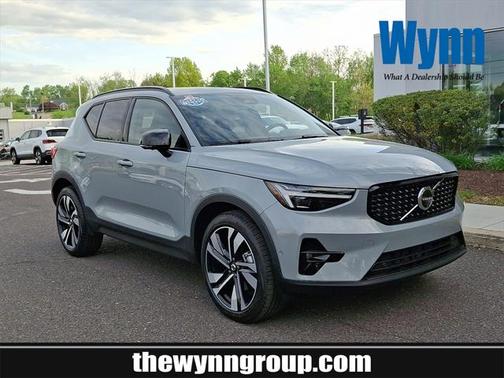 2025 Volvo XC40 B5 Plus Dark Theme